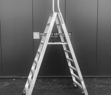 Dubbele trap met kniebeugel