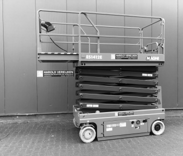 Hoogwerker schaar 13.8 m werkhoogte 1.20m breed